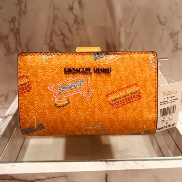 Michael Kors Jet Set Travel Wallet - Picture 1 of 16
